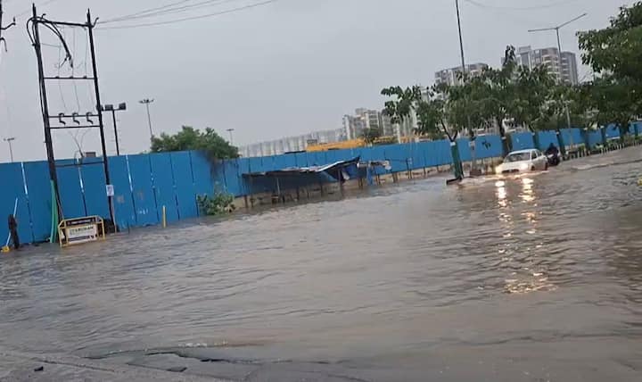 સુરત જિલ્લાના ગ્રામ્ય વિસ્તારમાં પણ ભારે વરસાદે રોડ રસ્તા અને ખેતરો જળમગ્ન કરી દીધા છે.માંડવીના અરેઠથી બોધાન જતા માર્ગ પર  પાણી ફરી વળ્યા છે