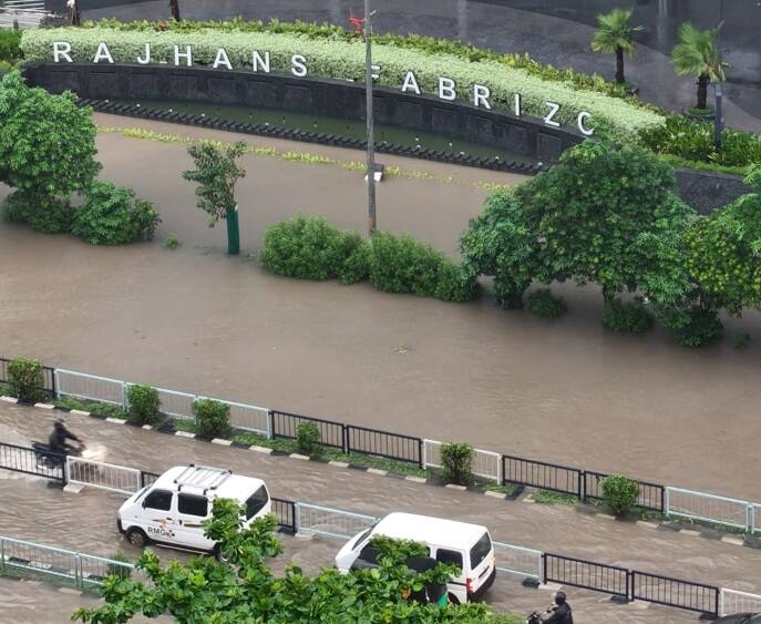 તાજા અપડેટના વાત કરીએ તો, છેલ્લા 24 કલાકમાં રાજ્યના 170 તાલુકામાં વરસાદ વરસ્યો છે, જેમાં સૌથી વધુ સુરત શહેરમાં 13.6 ઈંચ વરસાદ ખાબક્યો છે, આ ઉપરાંત સુરત જિલ્લામાં પણ મૂશળધાર વરસાદ વરસ્યો છે. સુરતમાં છેલ્લા 24 કલાકમાં કામરેજમાં 10.7 ઈંચ વરસાદ પડ્યો છે, પલસાણામાં 8.2 ઇંચ વરસાદ, બારડોલીમાં 6.6 ઈંચ વરસાદ, ઓલપાડમાં 5 ઈંચ વરસાદ, ચૌર્યાસીમાં 4.3 ઈંચ વરસાદ, સુરત જિલ્લાના માંડવીમાં 3.5 ઈંચ વરસાદ પડ્યો છે.