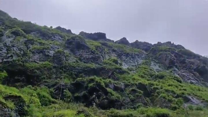 संबंधित मुलगी ही अल्पवयीन असल्याचं बोललं जातंय, ती रामचंद्र यांची नात्यातील होती. हे दोघे गेल्या आठवड्याभरापासून गायब होते.