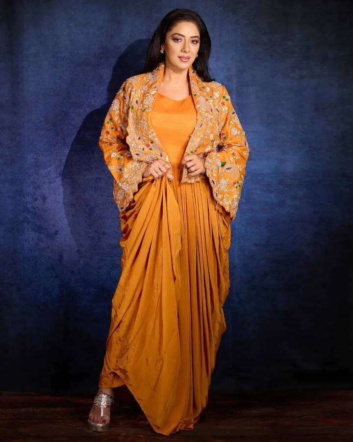 शो की लीड रूपाली गांगुली सीरियल में अनुपमा के किरदार में ही नजर आती हैं. अनुपमा बन वो ऑडिएंस के दिलों में राज करती हैं. सीरियल में मिडिल क्लास वुमन अनुपमा असल जिंदगी में करोड़ों की मालकिन हैं. रिपोर्ट्स की मानें तो उनकी नेटवर्थ 20 से 25 करोड़ रुपए है. एक्ट्रेस हर एक एपिसोड के लिए 3–3.5 लाख रुपए चार्ज करती हैं.