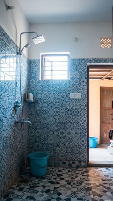 बाथरूम में भूलकर भी न रखें ये 3 चीजें, वरना छा जाएगी दरिद्रता!