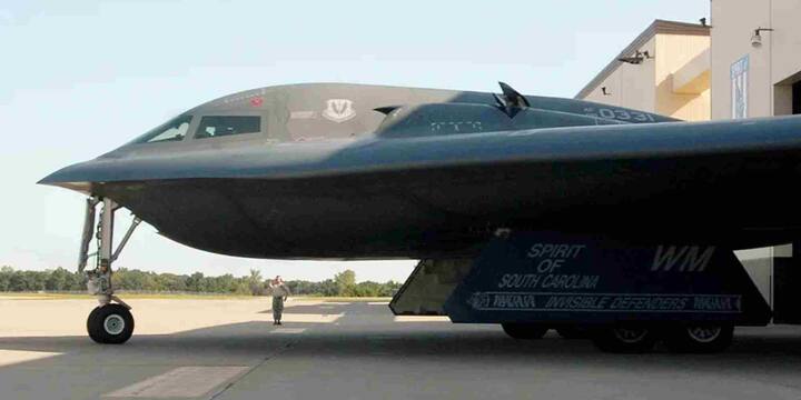 इस विमान को सबसे पहले 1999 में कोसोवो युद्ध के दौरान मिशन पर भेजा गया था. तब यह मिसौरी से उड़कर सीधे यूगोस्लाविया गया और सफल मिशन के बाद लौट आया. इसके बाद 2001 से 2021 तक अफगानिस्तान में भी इसे कई बार इस्तेमाल किया गया.