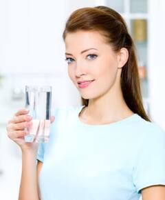 ਖੜ੍ਹੇ ਹੋ ਕੇ ਪਾਣੀ ਪੀਣਾ ਸਹੀ ਜਾਂ ਗਲਤ? ਕਿਉਂ ਬੈਠ ਕੇ ਪੀਣ ਦੀ ਦਿੱਤੀ ਜਾਂਦੀ ਸਲਾਹ, ਜਾਣੋ ਮਾਹਿਰ ਤੋਂ