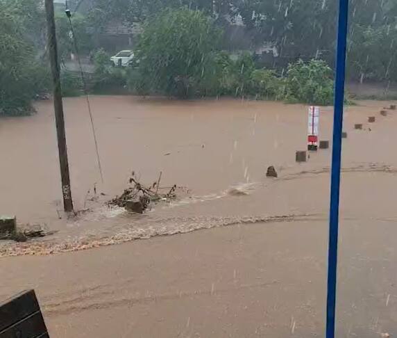 સાડા તેર ઈંચ વરસાદથી સુરત જળબંબાકારની સ્થિતિ સર્જાઇ છે. હજું પણ નીર ઓસર્યાં નથી તેથી આજે પણ શાળામાં  રજા જાહેર કરાઇ છે.