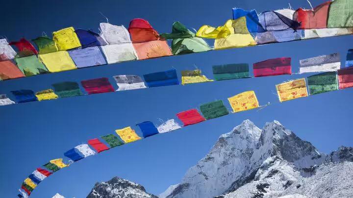 या ध्वजांचे पाच रंग पाच घटकांचे प्रतीक आहेत. यामध्ये पहिला रंग निळा आहे, जो आकाश तत्व आणि पूर्व दिशेचे प्रतीक मानला जातो.