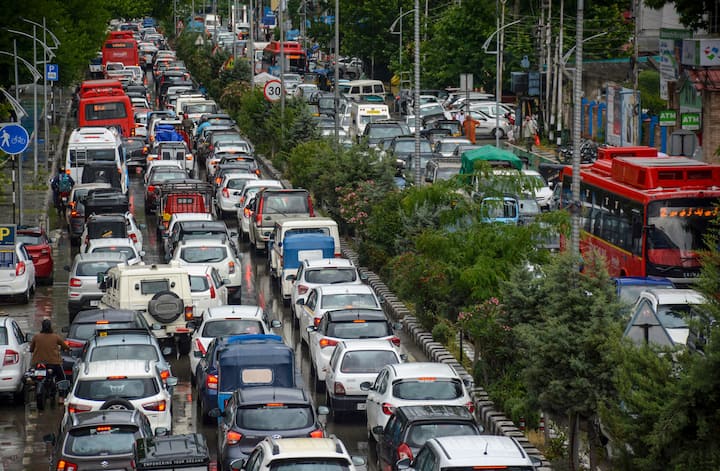 दूसरा, गाड़ी को NCR क्षेत्र से बाहर ट्रांसफर करना, जिसके लिए NOC यानी अनापत्ति प्रमाण पत्र लेना अनिवार्य होगा. सरकार का मानना है कि इस कदम से दिल्ली की वायु गुणवत्ता में सुधार आएगा.