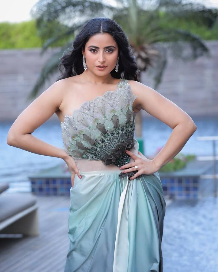 ये हसीना कोई और नहीं बल्कि गुम है किसी के प्यार में पत्रलेखा की भूमिका निभाकर पॉपुलैरिटी हासिल करने वाली ऐश्वर्या शर्मा हैं.