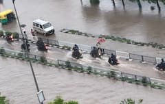 Surat Rain Photos: ખાડી પૂરના પાણી લોકોના ઘરોમાં ઘૂસ્યા, રૉડ-રસ્તા પર પણ કેડ સમા પાણી ભરાયા, જુઓ ભયાનક દ્રશ્યો