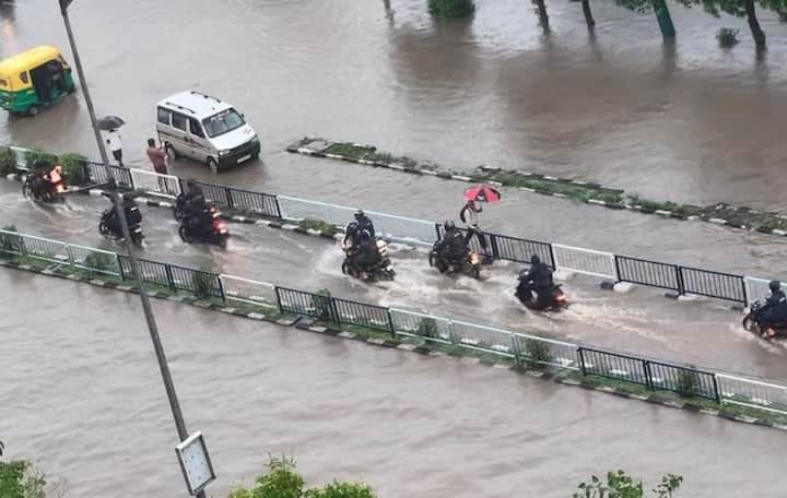 સુરત શહેરમાં ગઇકાલે પણ સવારના 8 થી 10 સુધીના માત્ર બે કલાકના જ સમયગાળામાં સાડા પાંચ ઈંચ જેટલો વરસાદ તુટી પડ્યો હતો. આ બે કલાક સુરતીઓને એવુ લાગ્યું હતું કે આભ ફાટ્યું છે