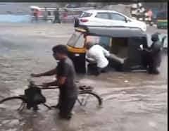 Surat Rain: સુરત સવારથી જ પાણીમાં, જુઓ 13 ઇંચ વરસાદથી જળમગ્ન થયેલા શહેરની તસવીરો...