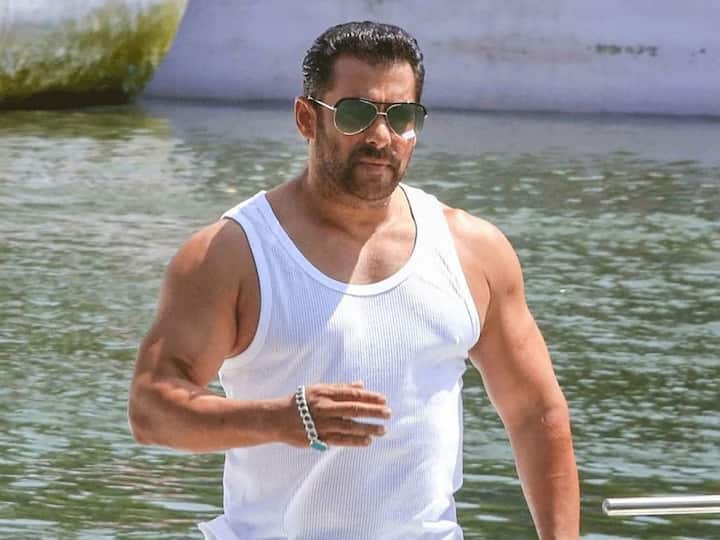 आधी दोघांनी पळून जाऊन लग्न केलं आणि त्यानंतर तीच पळून गेली, असं सलमान खाननं सोहेल खान आणि सीमा सजदेह यांनी पळून केलेलं लग्न आणि त्यानंतर दोघांनी घेतलेला घटस्फोट यावर भाष्य केलं आहे.