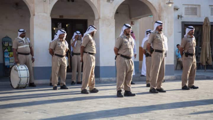 नेवी में कतर की हालत और भी पतली है. न तो उसके पास एयरक्राफ्ट कैरियर और न ही कॉर्वेट है.