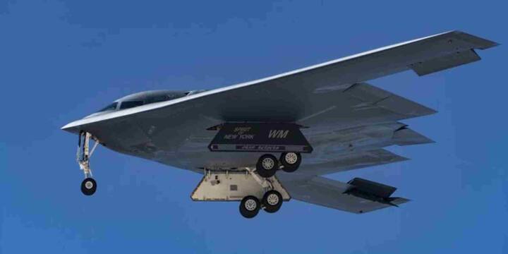 B-2 में चार जनरल इलेक्ट्रिक F118-GE-100 टर्बोफैन इंजन लगे हैं जो प्रत्येक 17,300 पाउंड तक का थ्रस्ट पैदा करते हैं. इसका खुद का वजन लगभग 72,575 किलोग्राम है और अधिकतम टेक-ऑफ वज़न 1,52,634 किलोग्राम तक जाता है. इसमें लगभग 75,750 किलोग्राम ईंधन भरा जा सकता है, जिससे यह लंबी दूरी के मिशन को आसानी से अंजाम दे सकता है.