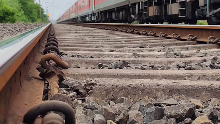 त्यामुळं 'रेल्वे' रुळांवरून घसरण्याची किंवा रुळ तुटण्याची शक्यता जास्त राहते.