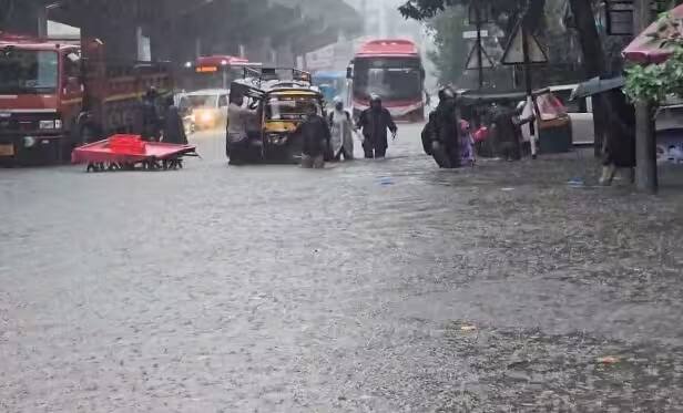 Surat Rain Update: હવામાન વિભાગની આગાહી વચ્ચે દક્ષિણ ગુજરાતમાં છેલ્લા 2 દિવસથી અવિરત વરસાદ વરસી રહ્યો છે. નવસારી, તાપી, વલસાડ સહિતના આસાપાસના વિસ્તારને મેઘરાજા ઘમરોળી રહ્યાં છે, સૌથી વધુ વરસાદ સુરતમાં પડ્યો છે.