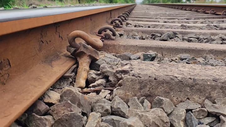 जेव्हा या रेल्वे रूळाची 'चाबी' निघून जातात, तेव्हा रेल्वे रुळांची पकड ढीली होऊ शकते आणि रुळ हलू शकतात.