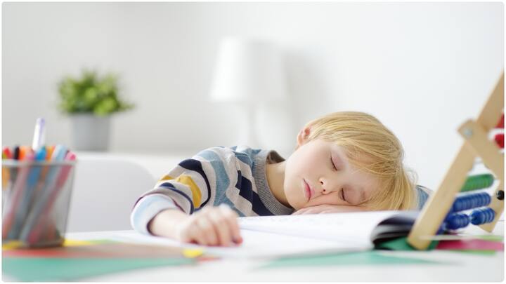 హెవీ ఫుడ్స్ చదివే ముందు తినకపోవడమే మంచిది. హెల్తీ స్నాక్స్ తినాలి. నట్స్, పండ్లు, డార్క్ చాక్లెట్స్ వంటివి తింటే మంచిది.