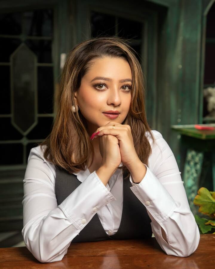 मदालसा शर्मा ने काव्या का रोल अदा किया था. पहले विलेन बन और बाद में पॉजिटिव कैरेक्टर के रूप में नजर आई थीं मदालसा शर्मा. उनके दोनों ही किरदारों को बहुत पसंद किया गया था. बात करें उनके नेटवर्थ की तो मीडिया रिपोर्ट्स के आधार पर उनके पास 14–20 करोड़ की कुल संपत्ति है. अनुपमा में प्रति एपिसोड का एक्ट्रेस 30 हजार रुपए चार्ज करती थीं.