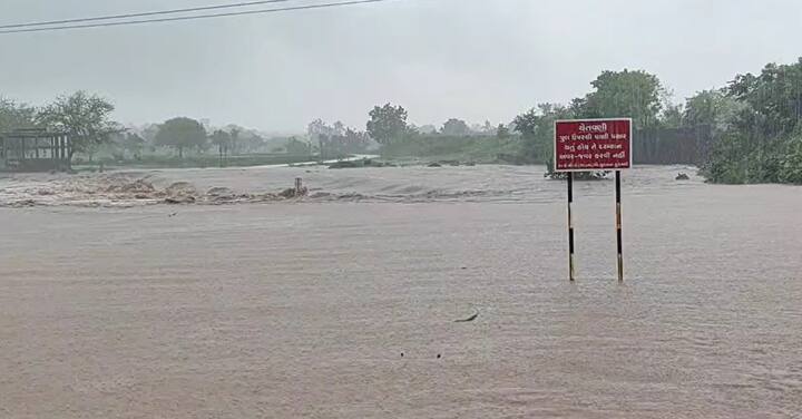 કામરેજ, પલસાણા, બારડોલીમાં 7 થી સાડા 8 ઈંચ વરસાદ વરસ્યો છે. વરસાદી પાણી ઉતર્યા ત્યાં તો સુરત શહેરમાં ખાડીપુરનો ખતરો ઉભો છે. સુરતના પૂણામાં ખાડીના પાણી રસ્તાઓ પર આવ્યા છે, ખાડીના પાણી શહેરમાં ઘૂસતા રાહદારી-વાહનચાલકો હેરાન પરેશાન થઇ રહ્યાં છે.