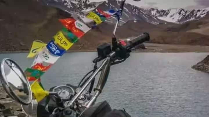 तुम्ही कधी पर्वतांवर किंवा लेह-लडाखला गेला असाल, तर तुम्ही रंगीत ध्वज देखील खरेदी केला असेल, जो बहुतेक लोक त्यांच्या बाईकवर किंवा कारच्या मागील काचेवर लावतात. जर तुम्ही लेह-लडाखला प्रवास केला तर तुम्हाला पाच रंगाचे ध्वज नक्कीच दिसतील. खरं तर हे तिबेटी ध्वज आहेत. त्यांना तिबेटी प्रार्थना ध्वज म्हणतात, त्यांच्या रंगांचा अर्थ आणि त्यावर लिहिलेले शब्दांचा अर्थ काय, नक्की जाणून घ्या...