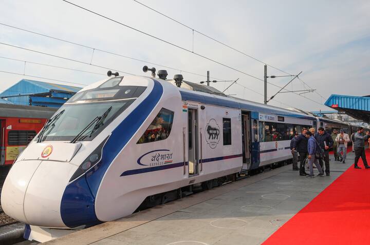 आता रेल्वेकडून आरक्षण चार्ट 24 तास अगोदर तयार केला जाणार आहे. त्यामुळं तुमचं तिकीट वेटिंगवर असेल तर अखेरपर्यंत तिकीट कन्फर्म झाले की नाही याची वाट पाहण्याची गरज राहणार नाही.