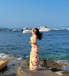 बैकलेस ड्रेस में फिर अवनीत कौर ने फ्लॉन्ट किया कर्वी फिगर, समुद्र किनारे दिए सिजलिंग पोज