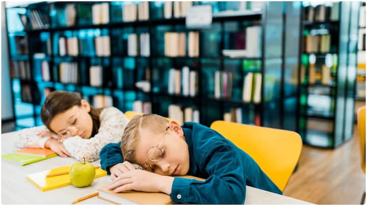 ముఖాన్ని చల్లని నీటితో కడగడం, లేదా కళ్లపై ప్రెజర్ని ఇచ్చేలా నీటిని చిమ్మడం చేయాలి. ఇది నిద్రను దూరం చేయడంలో హెల్ప్ చేస్తుంది. మైండ్ని వెంటనే యాక్టివ్ చేస్తుంది.