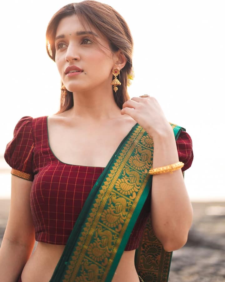 निधि शाह ने अनुपमा में किंजल का किरदार निभाया था. उनकी मासूमियत ने सभी के दिल पे कब्जा किया था. लीप के बाद निधि शाह ने भी शो को गुडबाय कह दिया है. इसके बाद निधि सोशल मीडिया पर काफी एक्टिव रहती हैं. बात करें उनकी नेटवर्थ की तो एक्ट्रेस भी 7 से 10 करोड़ की संपत्ति की मालकिन हैं.