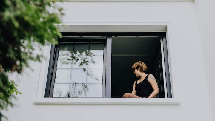 3. Improve Cross Ventilation: Monsoon days can pack rooms with sticky air. When the rain stops, crack open windows that face each other so fresh air sweeps through. If mesh grills or screens are there, clear dust so nothing traps the breeze. Add one or two small pedestal or wall fans to push humidity outside and keep everyone comfortable. (Image Source: Canva)
