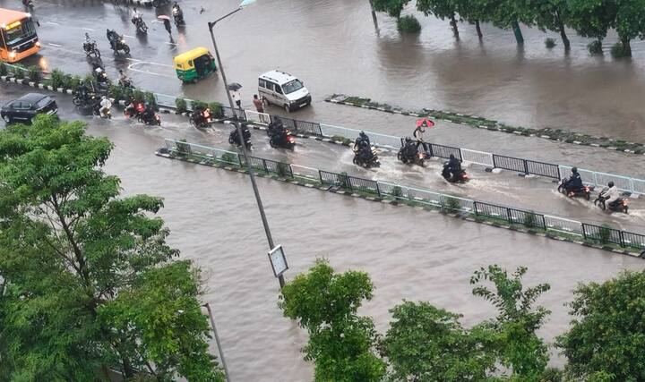 તાજા અપડેટ પ્રમાણે, સુરત શહેરમાં 13.6 ઇંચ વરસાદ ખાબક્યો છે જેના કારણે મોટાભાગના વિસ્તારો બેટમાં ફેરવાયા છે, અને જનજીવન અસ્તવ્યસ્ત થઇ ગયુ છે. સુરત શહેરમાં ગઇકાલે પણ સવારના 8 થી 10 સુધીના માત્ર બે કલાકના જ સમયગાળામાં સાડા પાંચ ઈંચ જેટલો વરસાદ તુટી પડ્યો હતો. આ બે કલાક સુરતીઓને એવુ લાગ્યું હતું કે આભ ફાટ્યું છે.