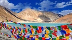 Five Colour Flag Meaning: बाईकवर लावल्या जाणाऱ्या 5 रंगाच्या झेंड्यांचा अर्थ काय?; त्यावर नेमकं काय लिहिलंय?