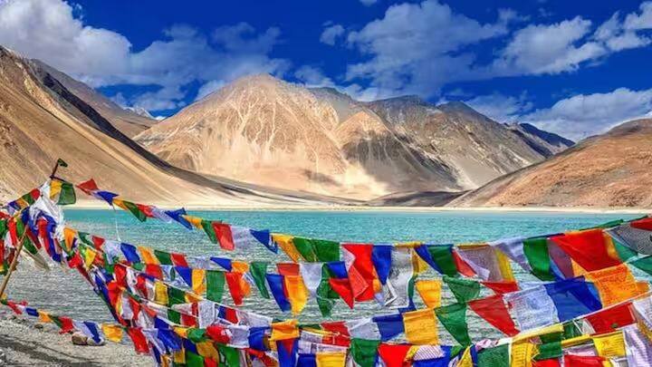 सदर पाच रंगाचे ध्वज आहेत. हे तिबेटी ध्वज बौद्ध परंपरा, धार्मिक श्रद्धा आणि निसर्गाबद्दलच्या आदराचे प्रतीक आहेत.