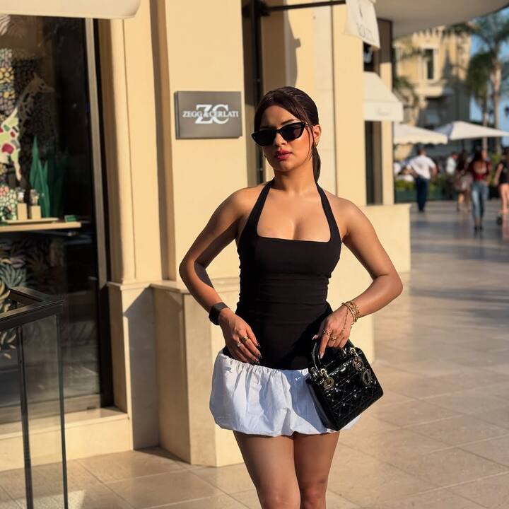 अवनीत सोशल मीडिया पर काफी एक्टिव रहती हैं और अकसर अपने फोटोज और वीडियोज फैन्स के साथ शेयर करती नजर आ जाती हैं।