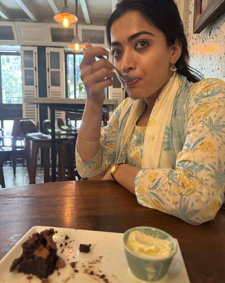 సమీరగా రష్మిక కనబర్చిన నటనకు అంతా ఫిదా అయిపోయారు. చూడాలనిఉంది సినిమాలో సౌందర్యతో పోల్చారు చిరంజీవి, క్షణం క్షణం సినిమాలో శ్రీదేవితో పోల్చారు నాగార్జున