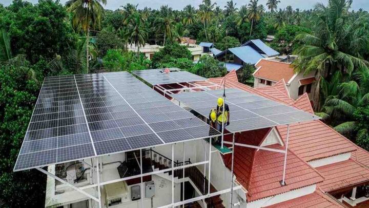 बता दें भारत सरकार की ओर से इसके लिए प्रधानमंत्री सूर्य घर बिजली योजना चलाई जाती है. जिसके तहत सोलर पैनल लगवाने पर सरकार की ओर से आपको सब्सिडी दी जाती है. अलग-अलग वोट के सोलर पैनल लगवाने पर अलग-अलग रुपए की सब्सिडी दी जाती है.
