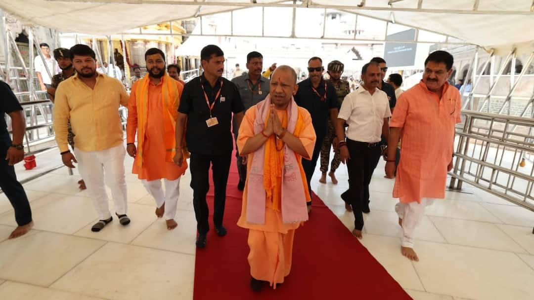 वाराणसी पहुंचे CM योगी आदित्यनाथ, काशी विश्वनाथ और संकट मोचन में किया पूजन CM Yogi Adityanath Varanasi visit kashi Vishwanath sankat-mochan pooja ann वाराणसी पहुंचे CM योगी आदित्यनाथ, काशी विश्वनाथ और संकट मोचन में किया पूजन