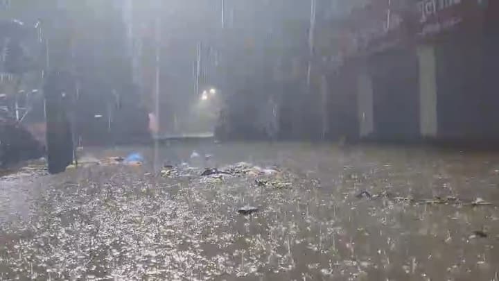 दुसरीकडे कामवारी नदीनेही धोक्याची पातळी ओलांडली असून नदी काठच्या वसत्यांना सतर्कतेचा इशारा देण्यात आला आहे.