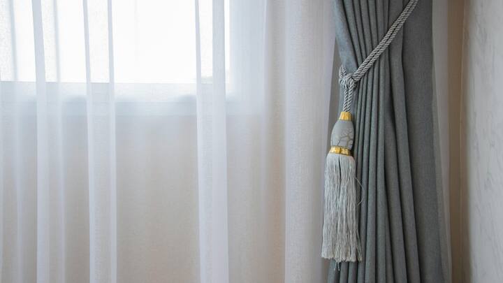 2. Opt For Moisture-Resistant Furnishings: Swap out regular furniture fabrics for tougher ones that shrug off water. Roll up thick carpets and heavy rugs because they trap damp air and odours. Instead, lay down washable, quick-dry mats or thin carpets. For cushions and curtains, pick light cotton or synthetic cloth that dries fast and avoids that old-must smell. (Image Source: Canva)