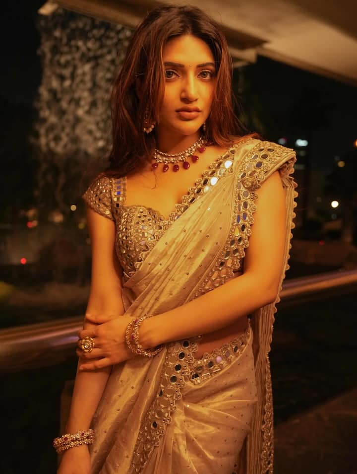 श्रीलीला साउथ इंडस्ट्री की एक सक्सेसफुल एक्ट्रेस होने के साथ ट्रेंड डॉक्टर भी हैं. उन्होंने साल 2021 में हैदराबाद के कॉलेज से मेडिकल की डिग्री ली.