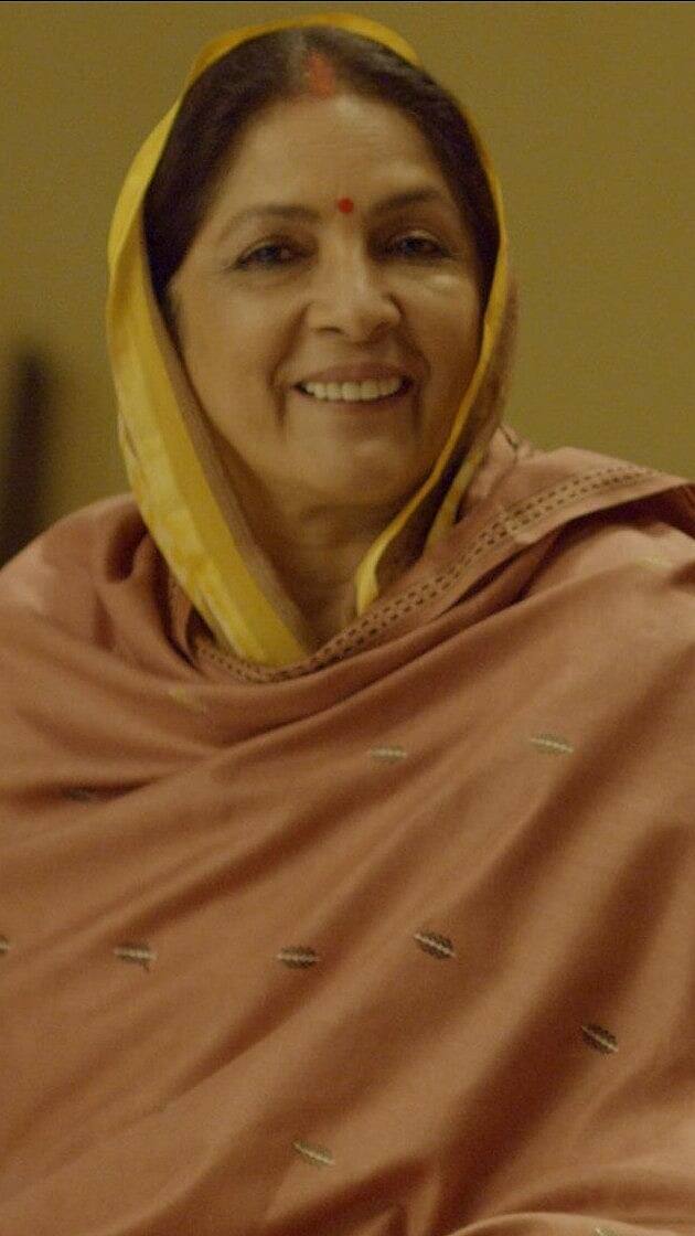 पंचायत में प्रधान मंजू देवी का किरदार नीना गुप्ता निभा रही हैं. सीरीज में उन्होंने अपनी दमदारी अदाकारी दिखाई है. असल में एक्ट्रेस ने जानकी देवी यूनिवर्सिटी से BA और दिल्ली यूनिवर्सिटी से संस्कृत में MA किया है.