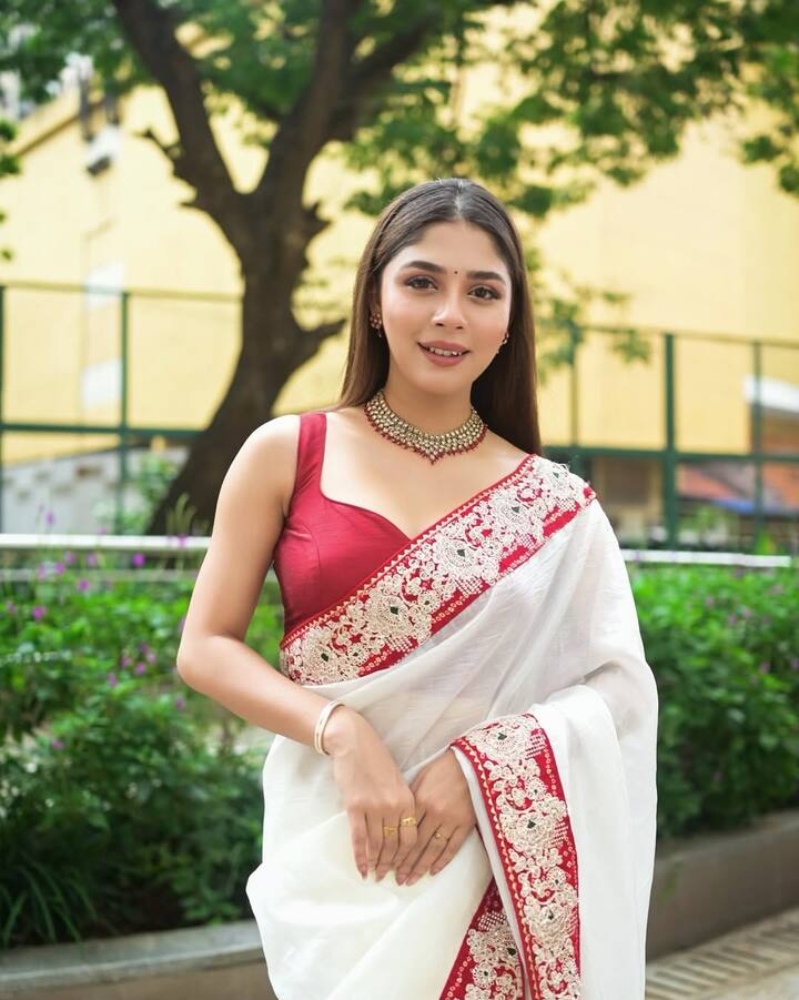 अद्रिजा रॉय शो में राही के किरदार में नजर आती हैं. राही अनुपमा और अनुज की बेटी है. मीडिया रिपोर्ट्स के मुताबिक वो लगभग 2.5 करोड़ संपत्ति की मालकिन हैं.