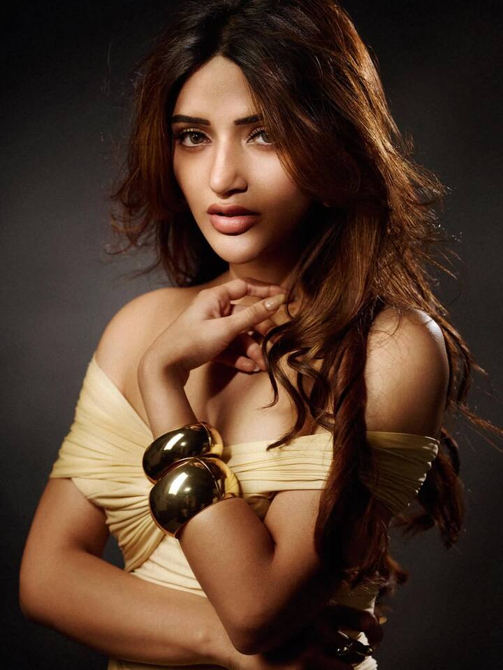 उनके पैरेंट्स के डिवोर्स होने के बाद उनका जन्म हुआ था. इसी वजह से इनके पिता ने इन्हें इसी बात पर एक्सेप्ट नहीं किया.