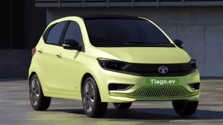 ટાટા ટિયાગો EV ની એક્સ-શોરૂમ કિંમત 7.99 લાખ રૂપિયાથી શરૂ થાય છે અને 11.49 લાખ રૂપિયા સુધી જાય છે. આ કાર બે વેરિઅન્ટમાં આવે છે.