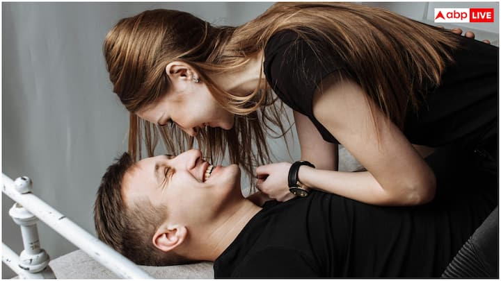 एक हेल्दी रिश्ते की पहचान होती है कि एक-दूसरे के सामने अपनी बात खुलकर रखें. पार्टनर के सामने अपनी बात कहने का मन में कोई डर न हो. एक मजबूत रिश्ते के लिए फिजिकल और इमोशनल इंटिमेसी में बैलेंस बनाए रखना जरूरी है.