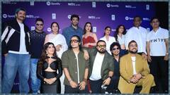 स्ट्रैपलेस ड्रेस में सारा अली खान ने दिए सिजलिंग पोज, मेट्रो इन दिनों के एक्टर्स ने बिखेरा जलवा