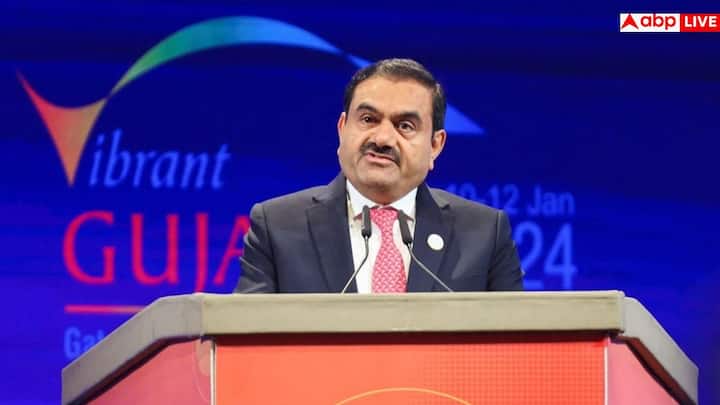 दूसरे नंबर पर एशिया के सबसे रईस इंसान के मामले में गौतम अडानी का नाम आता है. 66.6 बिलियन डॉलर की नेटवर्थ के साथ अडानी दुनिया के 23वें सबसे अमीर इंसान हैं. अंबानी की तुलना में अडानी के पास 42 बिलियन डॉलर की संपत्ति कम है.