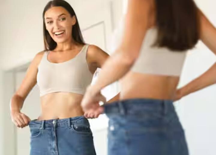 ਭਾਰ ਘਟਾਉਣ ਵਿੱਚ ਵੀ ਮਦਦ ਕਰਦਾ: ਦੇਸੀ ਘਿਓ ਦਾ ਸਹੀ ਮਾਤਰਾ ਵਿੱਚ ਸੇਵਨ ਕਰਨ ਨਾਲ ਮੈਟਾਬੋਲਿਜ਼ਮ ਨੂੰ ਵਧਾਉਂਦਾ ਹੈ। ਇਹ ਚਰਬੀ ਨੂੰ ਤੇਜ਼ੀ ਨਾਲ ਬਰਨ ਕਰਦਾ ਹੈ ਅਤੇ ਭਾਰ ਨੂੰ ਕੰਟਰੋਲ ਕਰਦਾ ਹੈ।