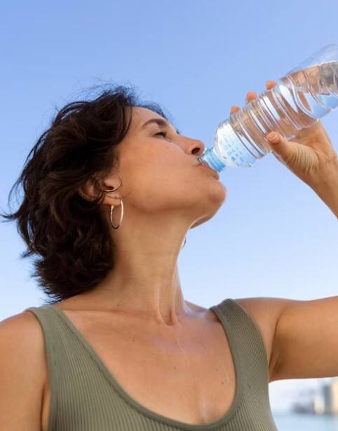 ਜੇਕਰ ਪਾਣੀ ਤੁਰਦੇ ਜਾਂ ਖੜ੍ਹੇ ਹੋ ਕੇ ਪੀਤਾ ਜਾਵੇ, ਤਾਂ ਇਹ ਗੈਸ, ਅਜੀਰਨ ਜਾਂ ਪੇਟ ਫੁੱਲਣ (ਬਲੋਟਿੰਗ) ਵਰਗੀਆਂ ਸਮੱਸਿਆਵਾਂ ਨੂੰ ਵਧਾ ਸਕਦਾ ਹੈ। ਇਸ ਤਰੀਕੇ ਨਾਲ ਪਾਣੀ ਪੀਣ ਤੇ ਪਾਚਨ ਤੰਤਰ 'ਤੇ ਦਬਾਅ ਪੈਂਦਾ ਹੈ, ਜੋ ਖੁਰਾਕ ਦੇ ਸਹੀ ਪਚਾਅ ਨੂੰ ਰੋਕ ਸਕਦਾ ਹੈ। ਦੂਜੇ ਪਾਸੇ, ਜਦੋਂ ਅਸੀਂ ਬੈਠ ਕੇ ਹੌਲੀ-ਹੌਲੀ ਪਾਣੀ ਪੀਂਦੇ ਹਾਂ, ਤਾਂ ਇਹ ਪਾਚਨ ਪ੍ਰਕਿਰਿਆ ਨੂੰ ਸੁਧਾਰਦਾ ਹੈ ਅਤੇ ਐਸਿਡਿਟੀ ਜਾਂ ਗੈਸ ਦੀ ਸਮੱਸਿਆ ਤੋਂ ਬਚਾਅ ਕਰਦਾ ਹੈ।