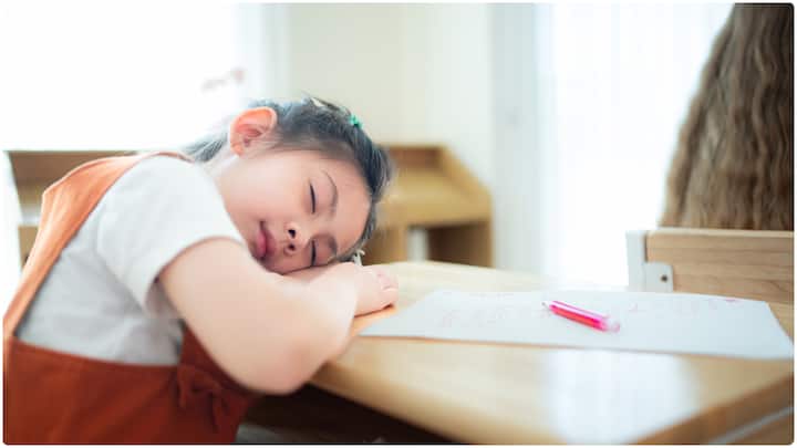 చాలామందికి చదువుకునేప్పుడు నిద్ర వస్తుంది. పిల్లలు అలా చదువుకునేప్పుడు నిద్ర రాకుండా ఉండాలంటే ఫాలో అవ్వాల్సిన టిప్స్ ఏంటో ఇప్పుడు చూసేద్దాం.