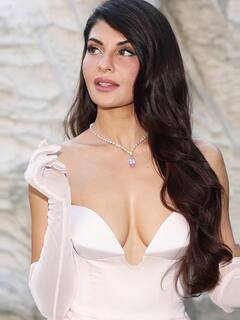 Jacqueline Fernandez PHOTO: વ્હાઈટ ઓફ શોલ્ડર ડ્રેસમાં ગ્લેમરસ લાગી જેકલીન ફર્નાન્ડીસ
